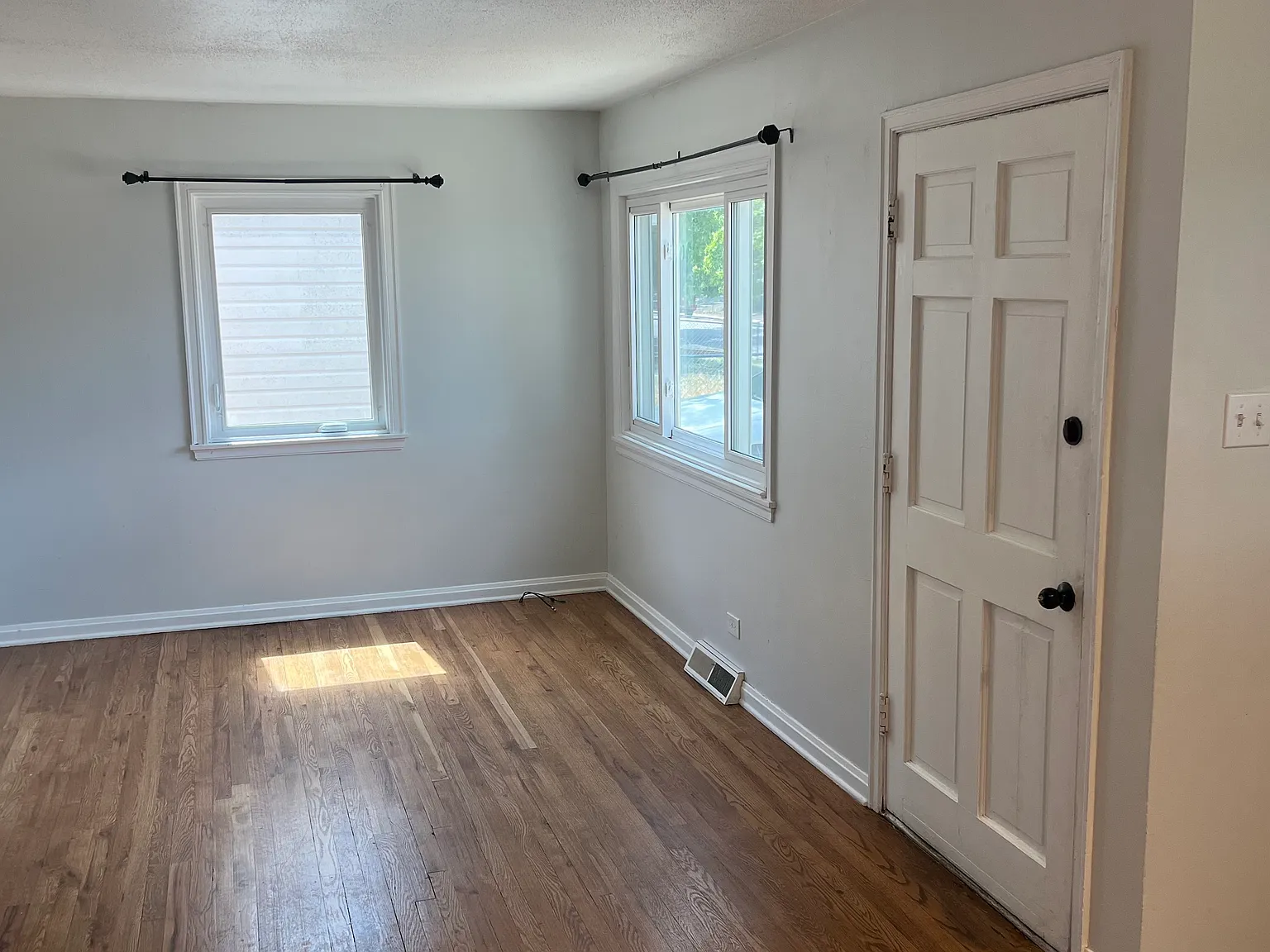 3 bed, 1087 sqft, $2,200 — Photo 2