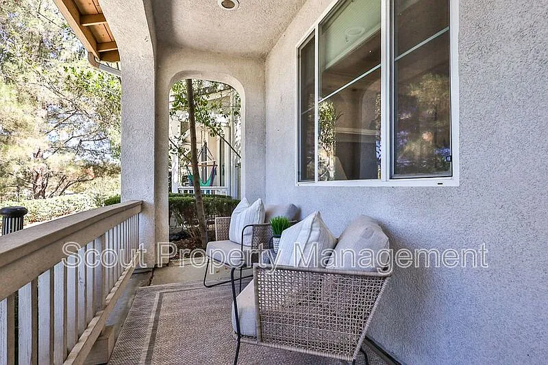 3 bed, 2.5 bath, 1684 sqft, $3,300 — Photo 4