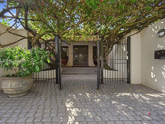 3rd image of 3730 Solana Rd