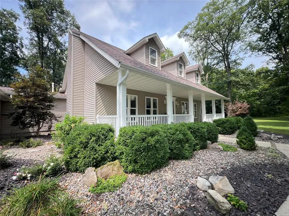 8443 Seven Hills Rd, Patoka, IL 62875