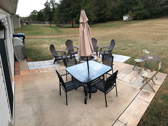 Outdoor Patio w/ Fire Pit 