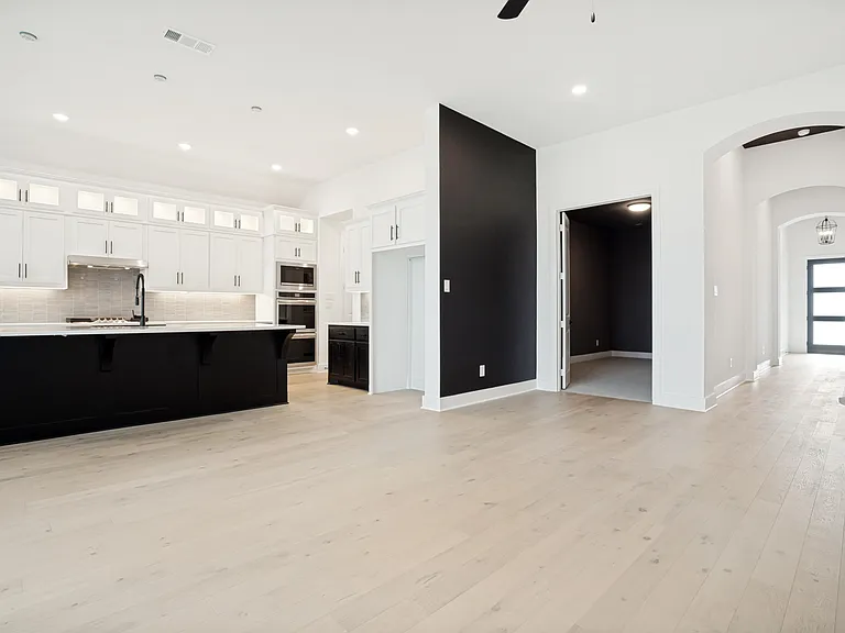 16317 Renault St — Photo 2
