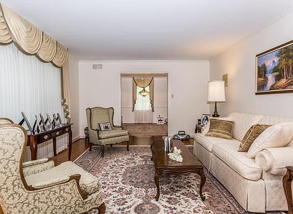 Lg, neutral living rm w/front-facing triple window