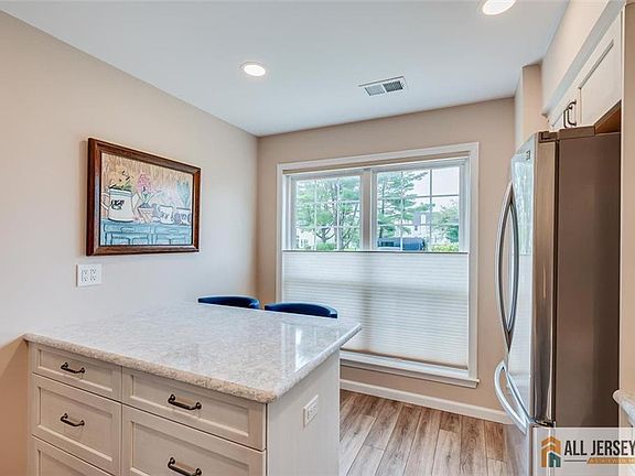 3rd image of 254 Teasdale Pl