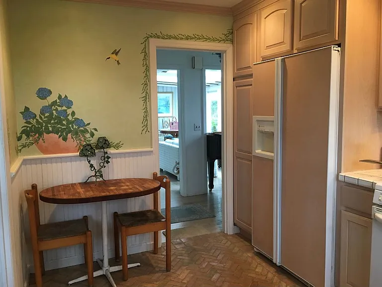 Eat-in kitchen