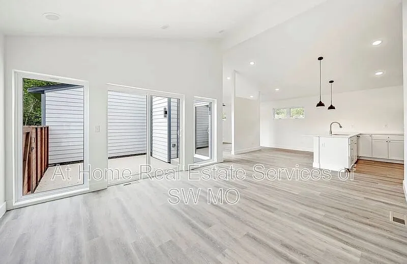 3 bed, 2.0 bath, 1700 sqft, $2,030 — Photo 2