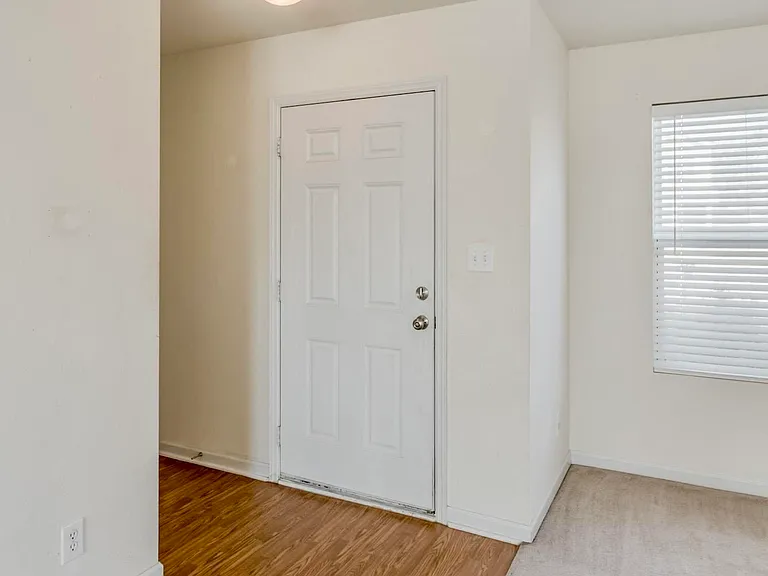 105 Bayside Ln — Photo 2