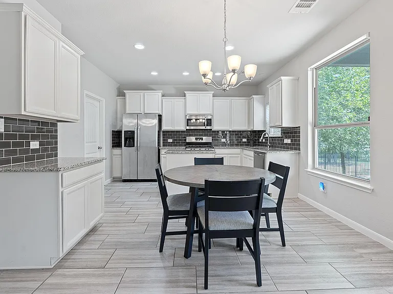307 Parkside Dr — Photo 2