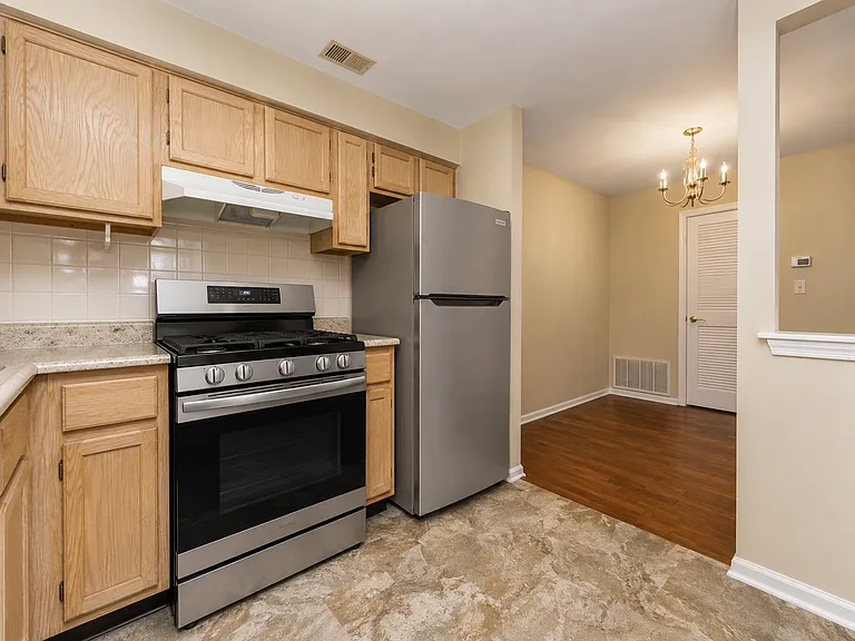 834 Waterford Dr — Photo 5