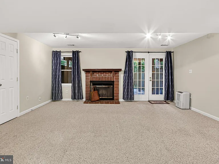 5719 Oakshore Ct — Photo 35