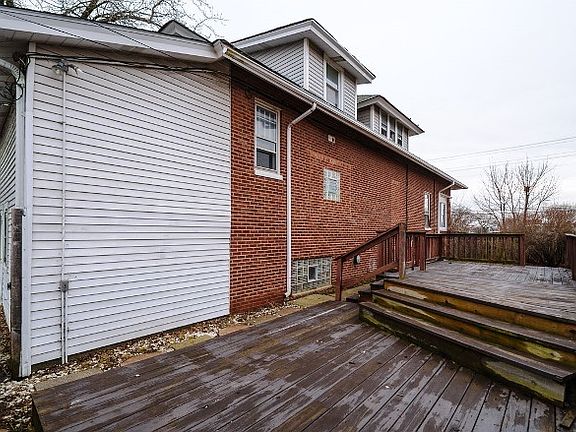 5th image of 694 E Oakton St