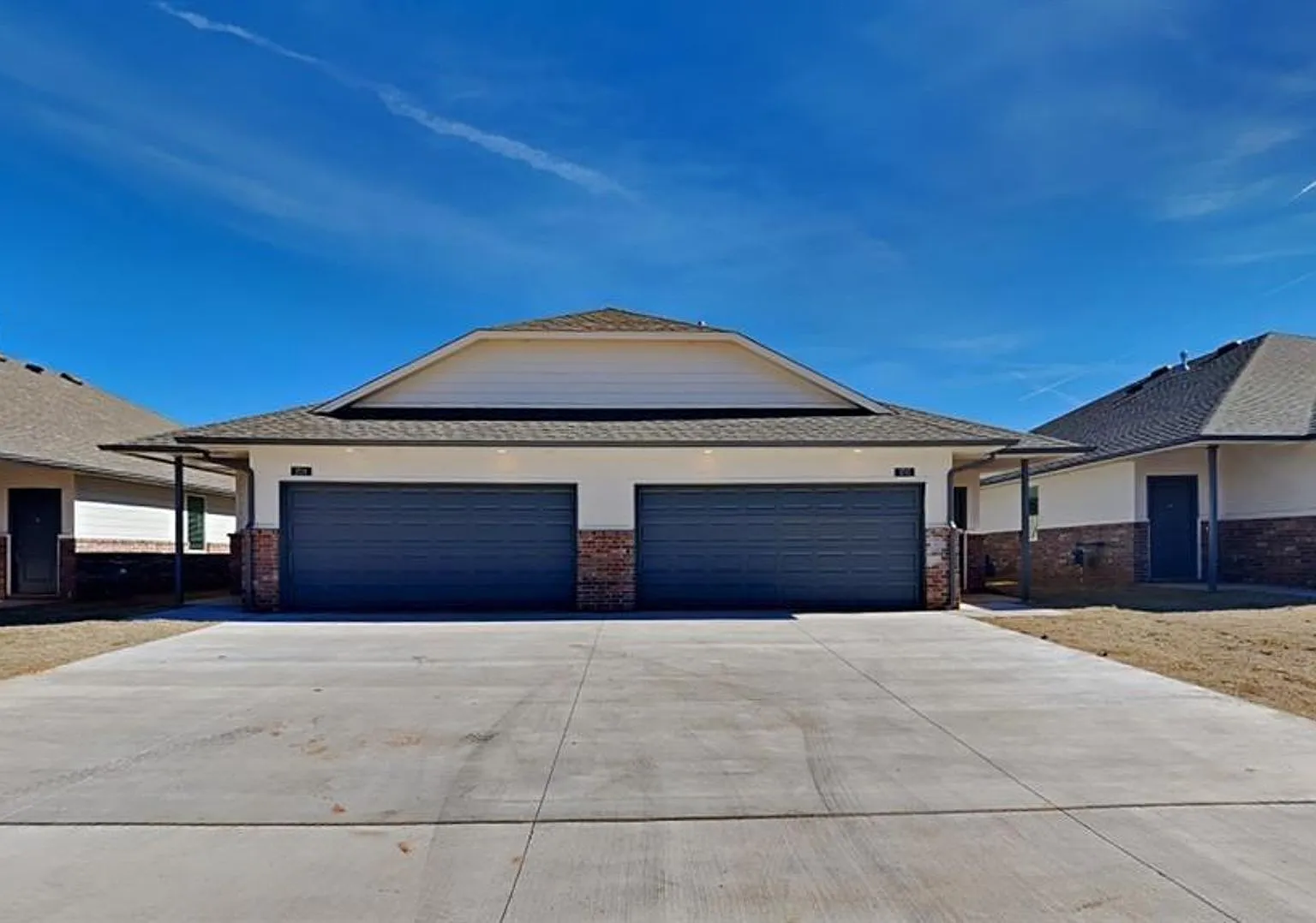Luxury 3 Bedroom 2 Bathroom Duplex with 2 Car Garage in Bethany, Ok — Photo 2