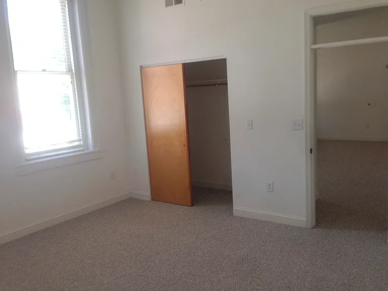 325 W Broad St — Photo 8