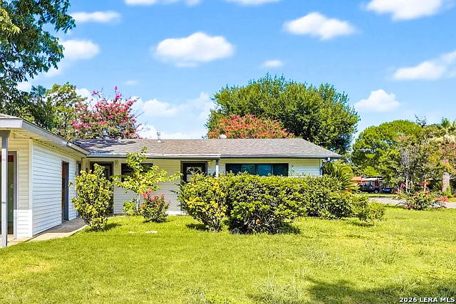 3 bed, 1.0 bath, 910 sqft, $1,425 — Photo 3
