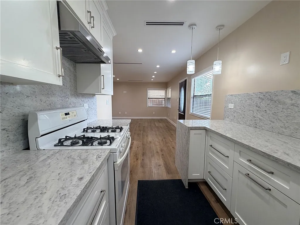 3 bed, 928 sqft, $3,700 — Photo 4