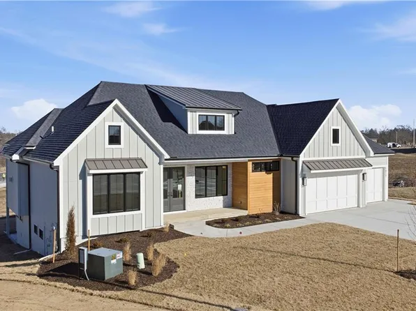 1817 NE Lashbrook Cir, Lees Summit, MO 64086