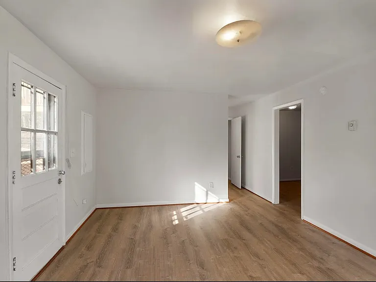 106 Commonwealth Cir — Photo 3
