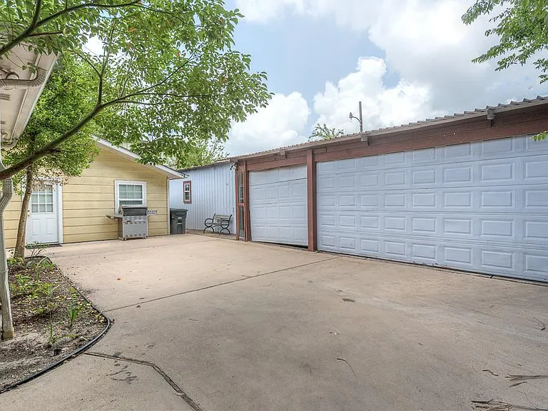1535 W 25th St — Photo 5