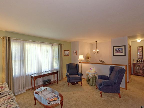 4th image of 34 Normanside Dr