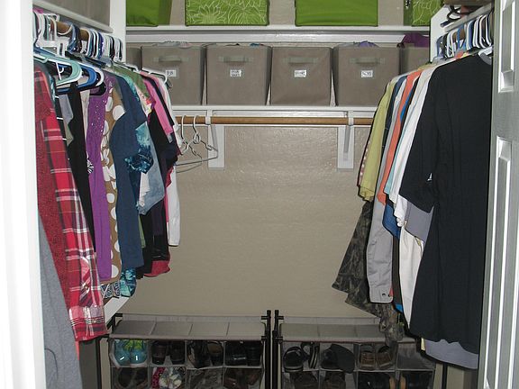 MASTER WALK-IN CLOSET
