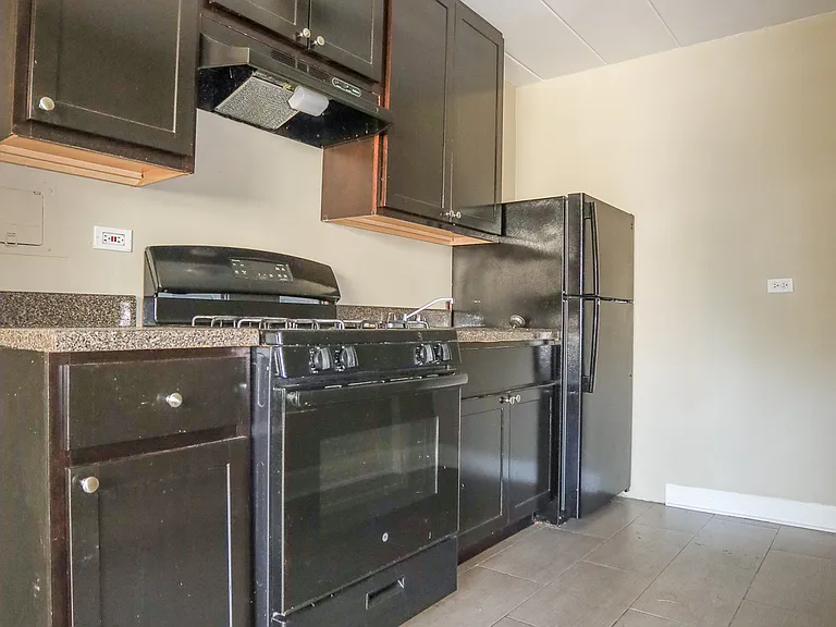 7300 N Ridge Blvd #302 — Photo 2
