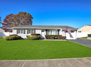 88 Glenmere Way, Holbrook, NY 11741