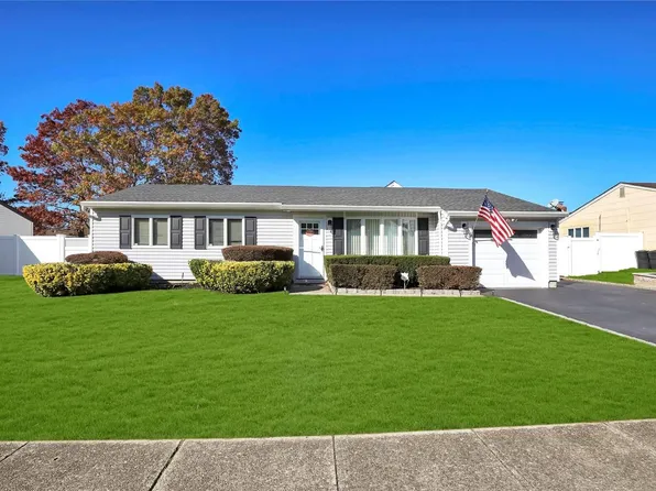 88 Glenmere Way, Holbrook, NY 11741