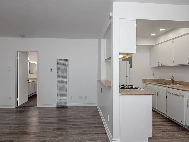 520 W. Wilson — Photo 6