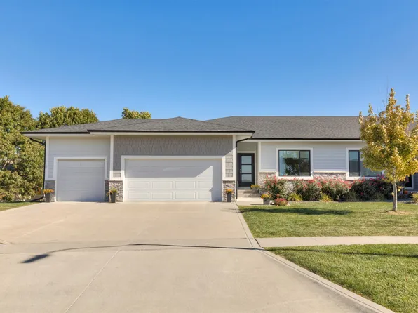 2341 Scenic Valley Dr, West Des Moines, IA 50265