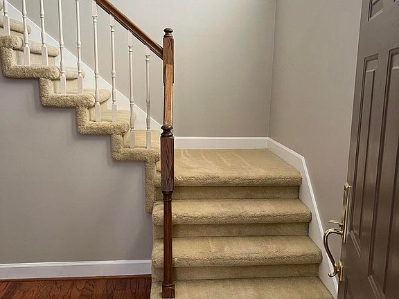 5th image of 932 Westcourt Dr