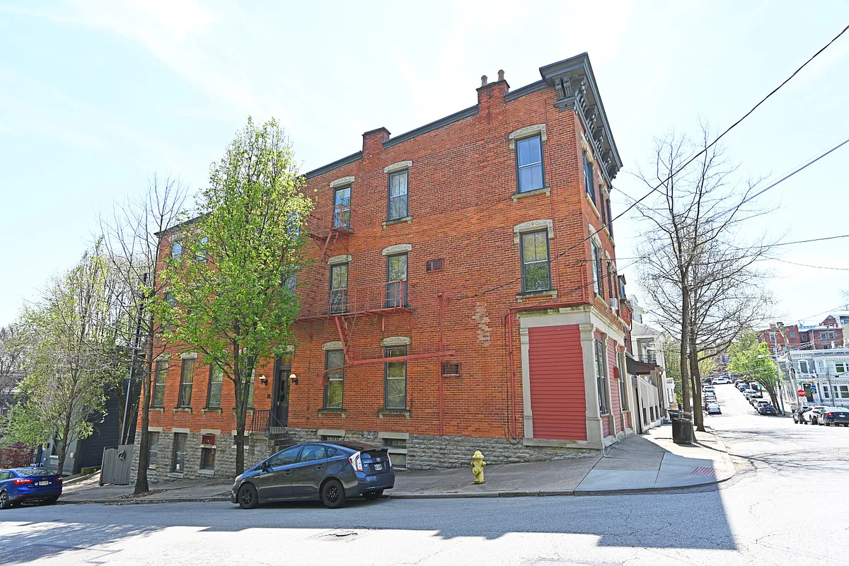 Building Photo - 945 Parkside Pl