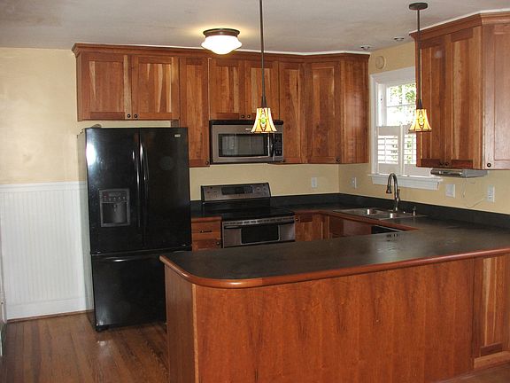 3rd image of 1016 W 45th St