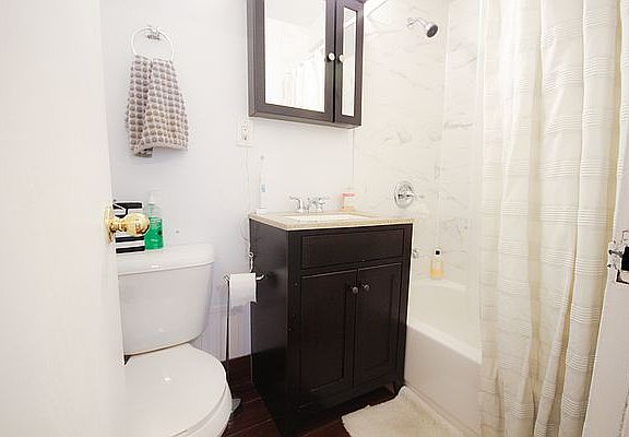 4th image of 247 E 52nd St APT 4A