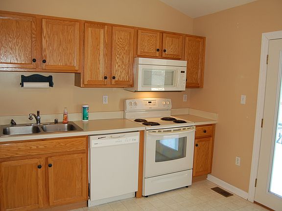 4th image of 62 Robindale Dr