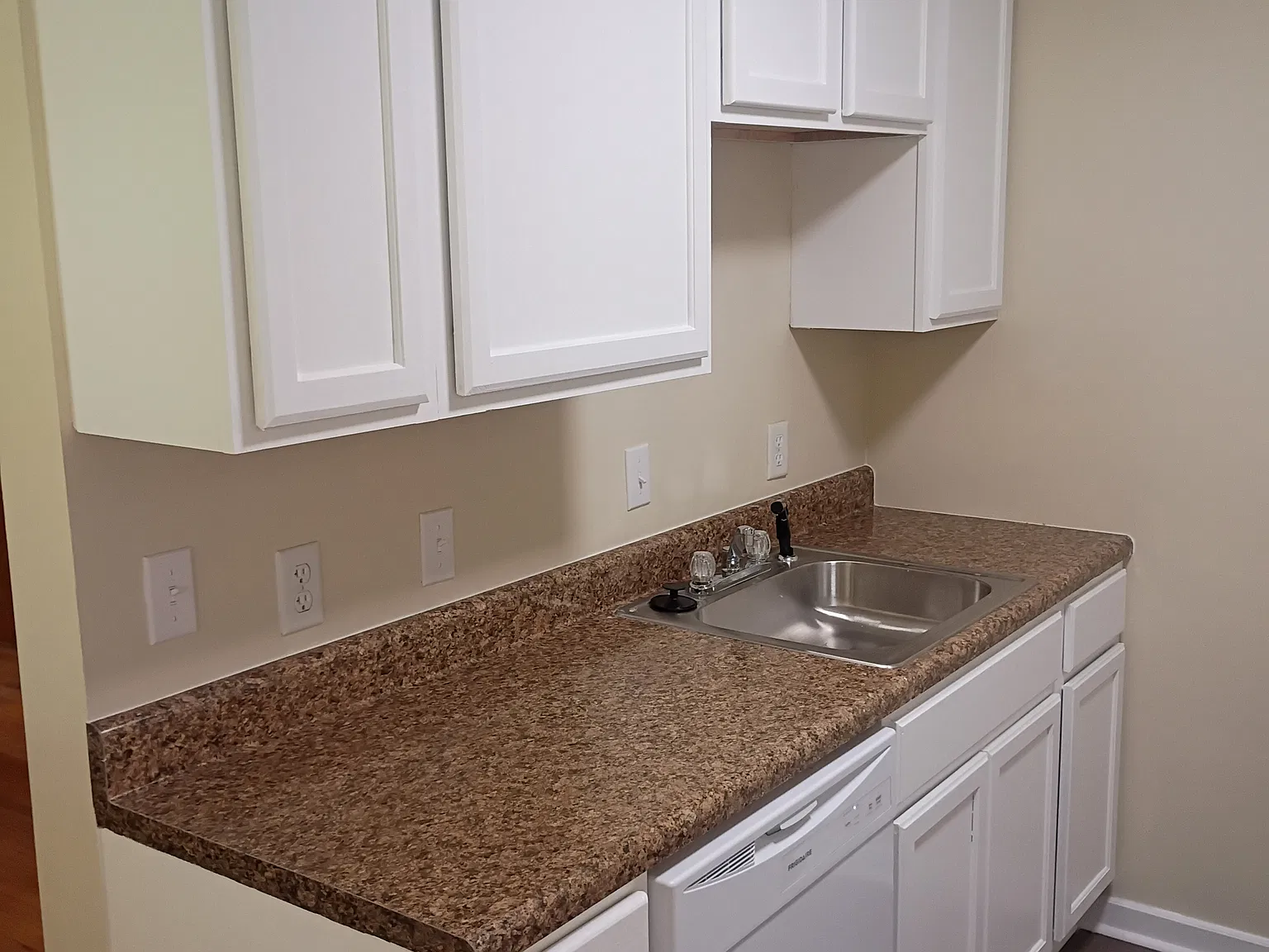 2 bed, 825 sqft, $1,300 — Photo 2