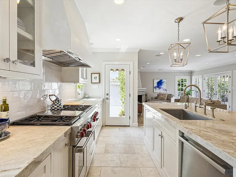 2510 Locke Ln — Photo 7