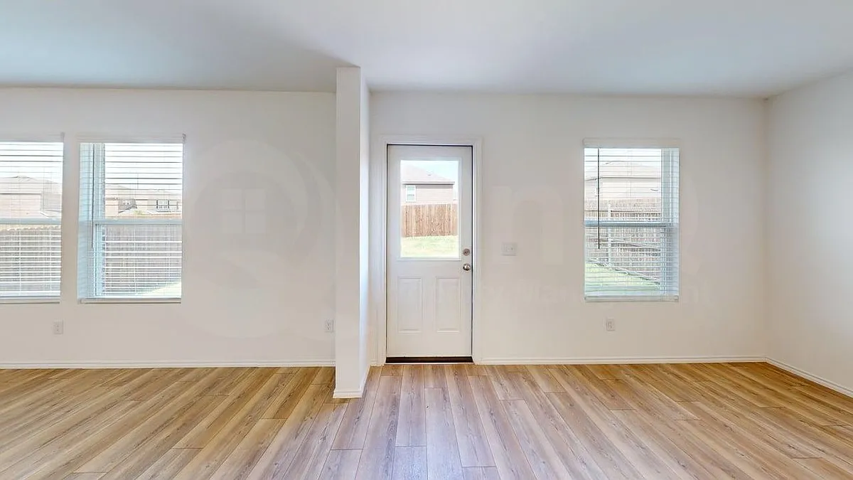 4 bed, 2.5 bath, 1824 sqft, $1,899 — Photo 4