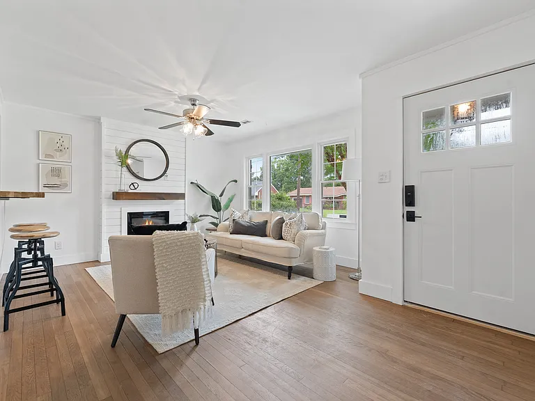 1215 Byron Rd — Photo 4