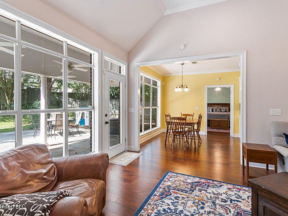 4th image of 718 Highland Pl