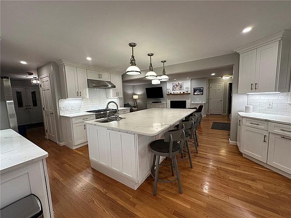 5th image of 150 Woodbridge Dr