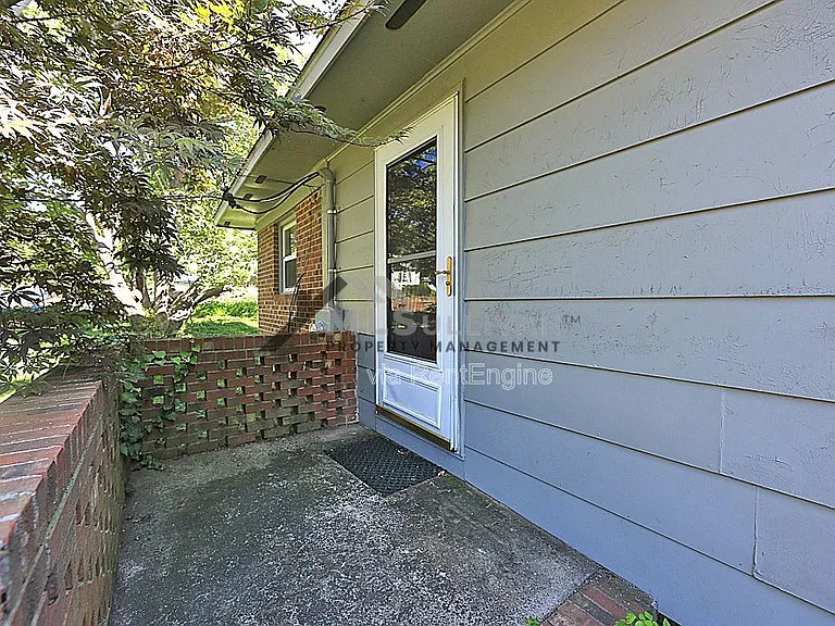100 S Hassel St — Photo 20