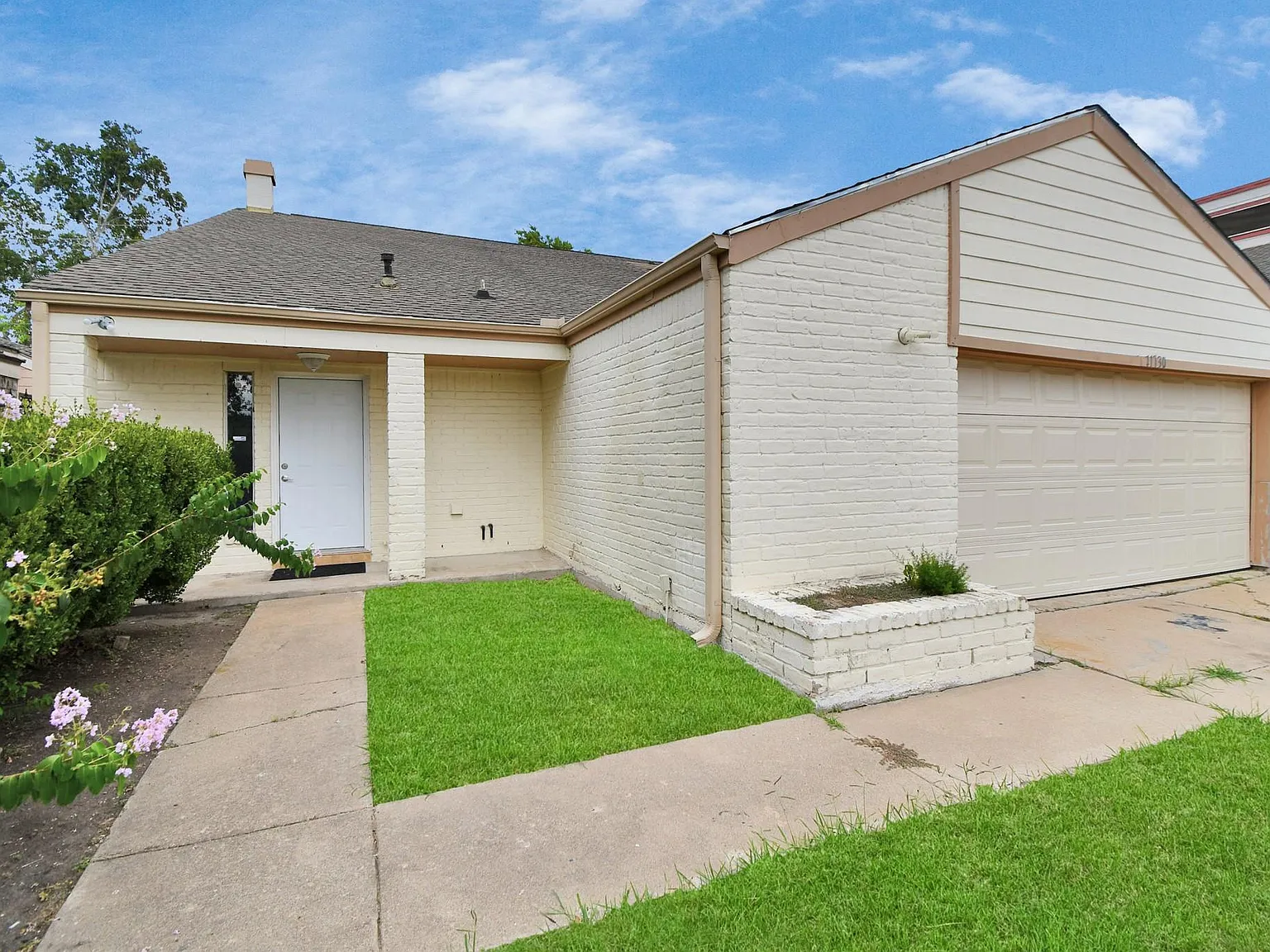 4 bed, 2.5 bath, 2496 sqft, $2,400 — Photo 2