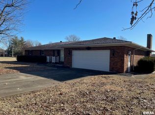 1622 Sunset Dr, Carmi, IL 62821