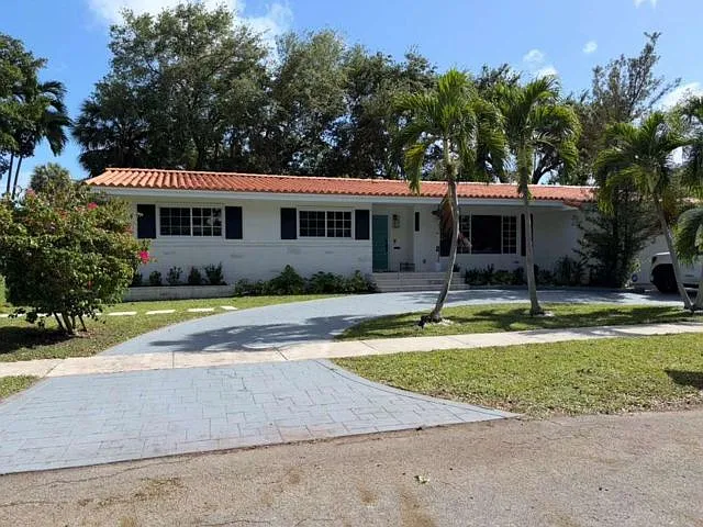 3 bed, 2.0 bath, 2076 sqft, $5,500 — Photo 2