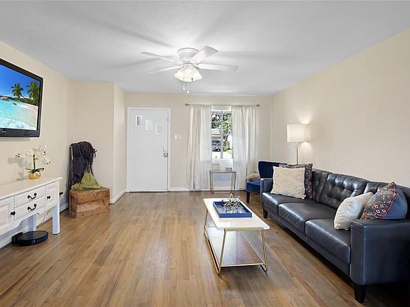 3rd image of 201 E Oak St