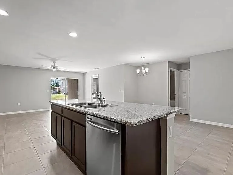 1406 SW Trafalgar Pkwy — Photo 2