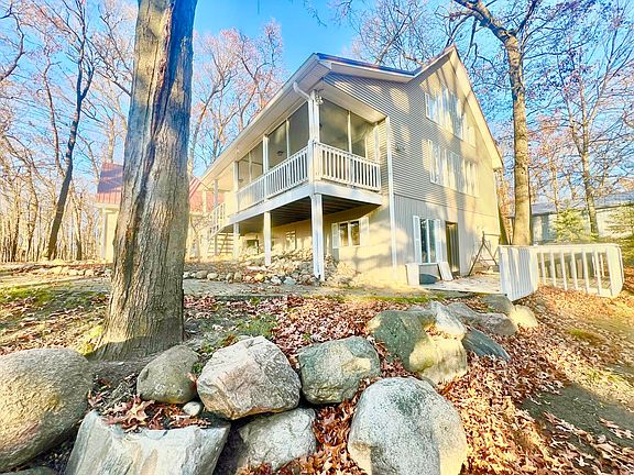 2nd image of 3349 Lake Dr