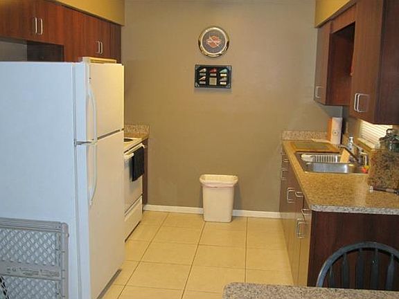 5th image of 892 Geneva Dr