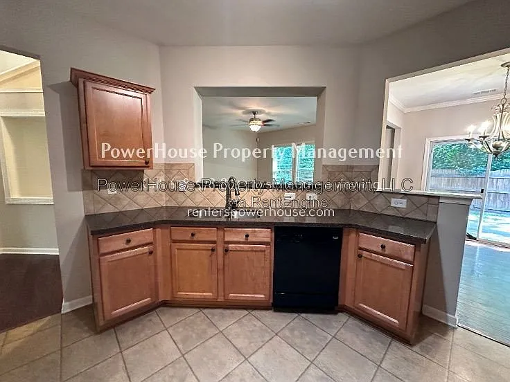 4 bed, 2.5 bath, 1975 sqft, $2,295 — Photo 2