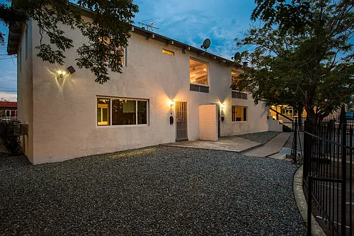 Large open Studio with Views & AC- Great East Nob Hill Complex Photo 1
